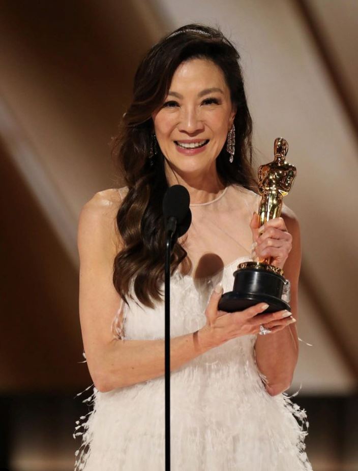 hebat! nama michelle yeoh bakal terukir di hollywood walk of fame