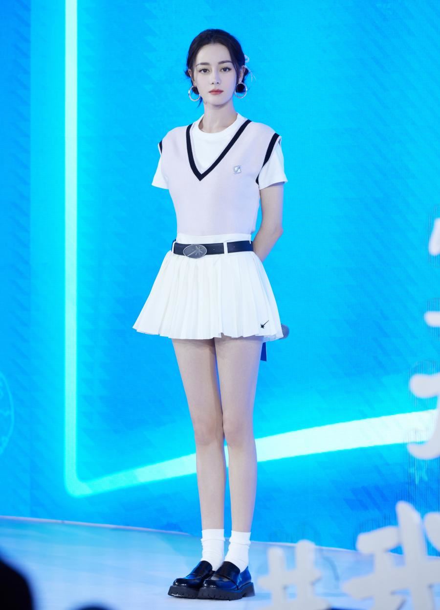 迪丽热巴神隐数月首露面！完美身材破怀孕谣言！