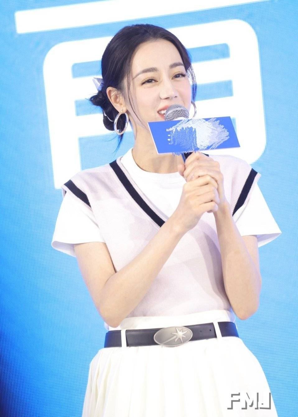 迪丽热巴神隐数月首露面！完美身材破怀孕谣言！