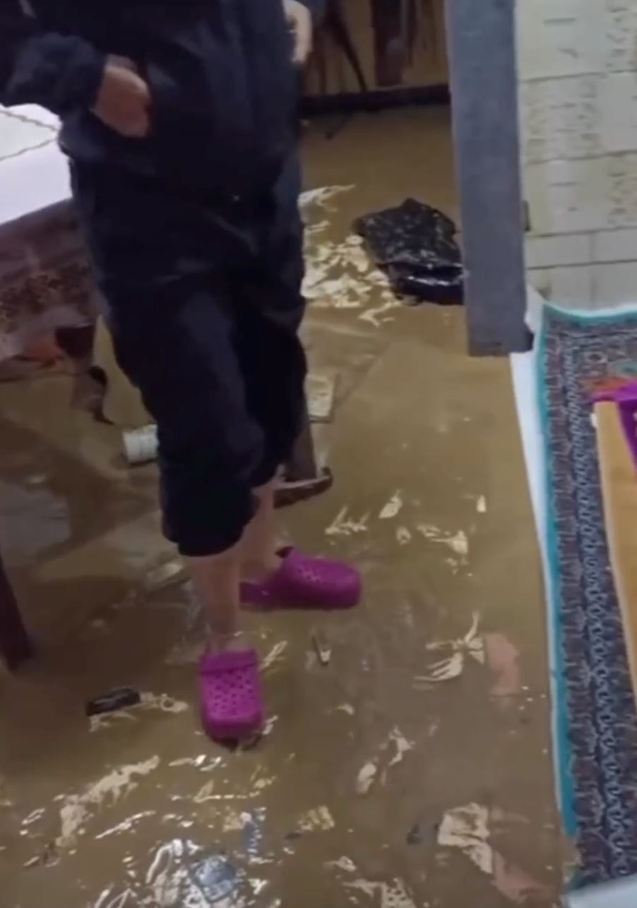 rumah tenggelam banjir paras pinggang tapi sejadah ini kering tak terusik