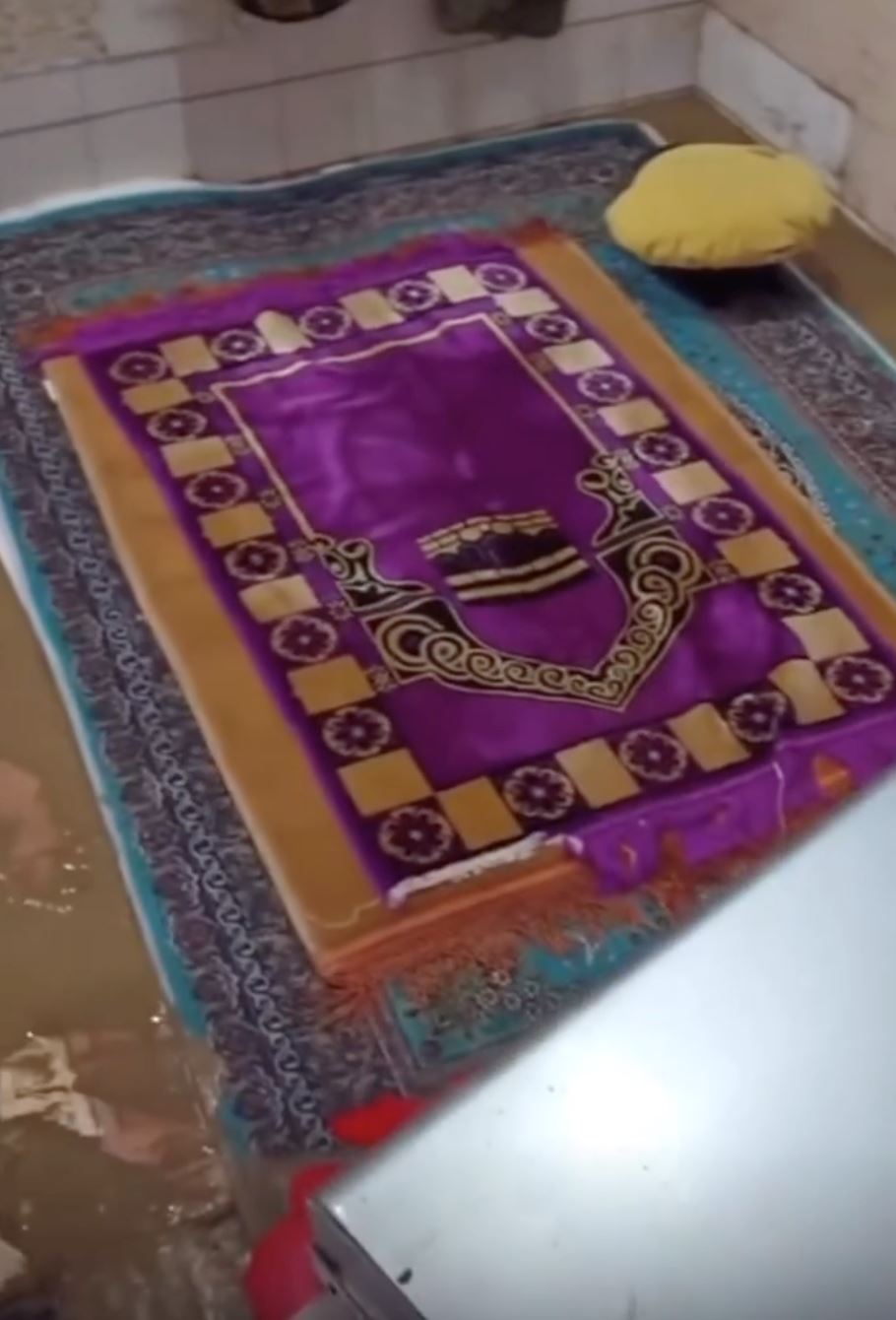 rumah tenggelam banjir paras pinggang tapi sejadah ini kering tak terusik