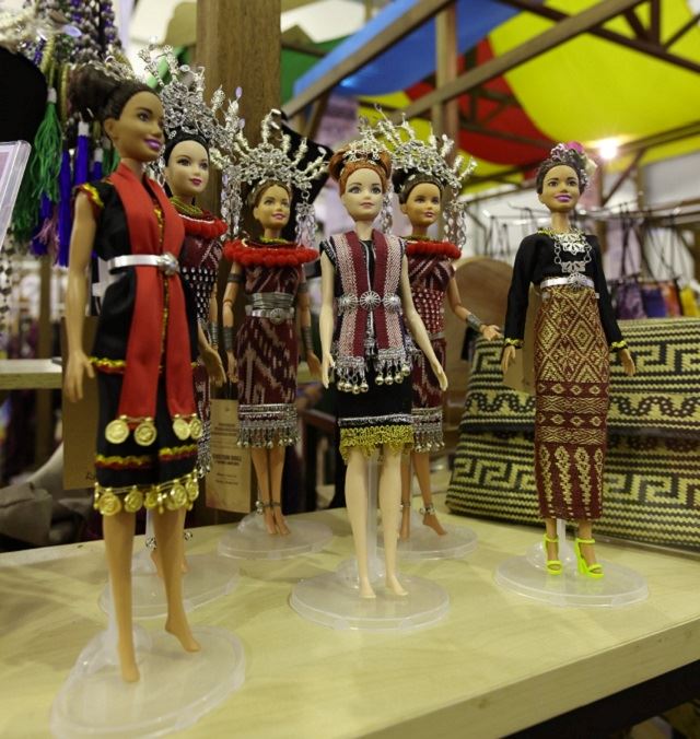 model busana pakaian borneo