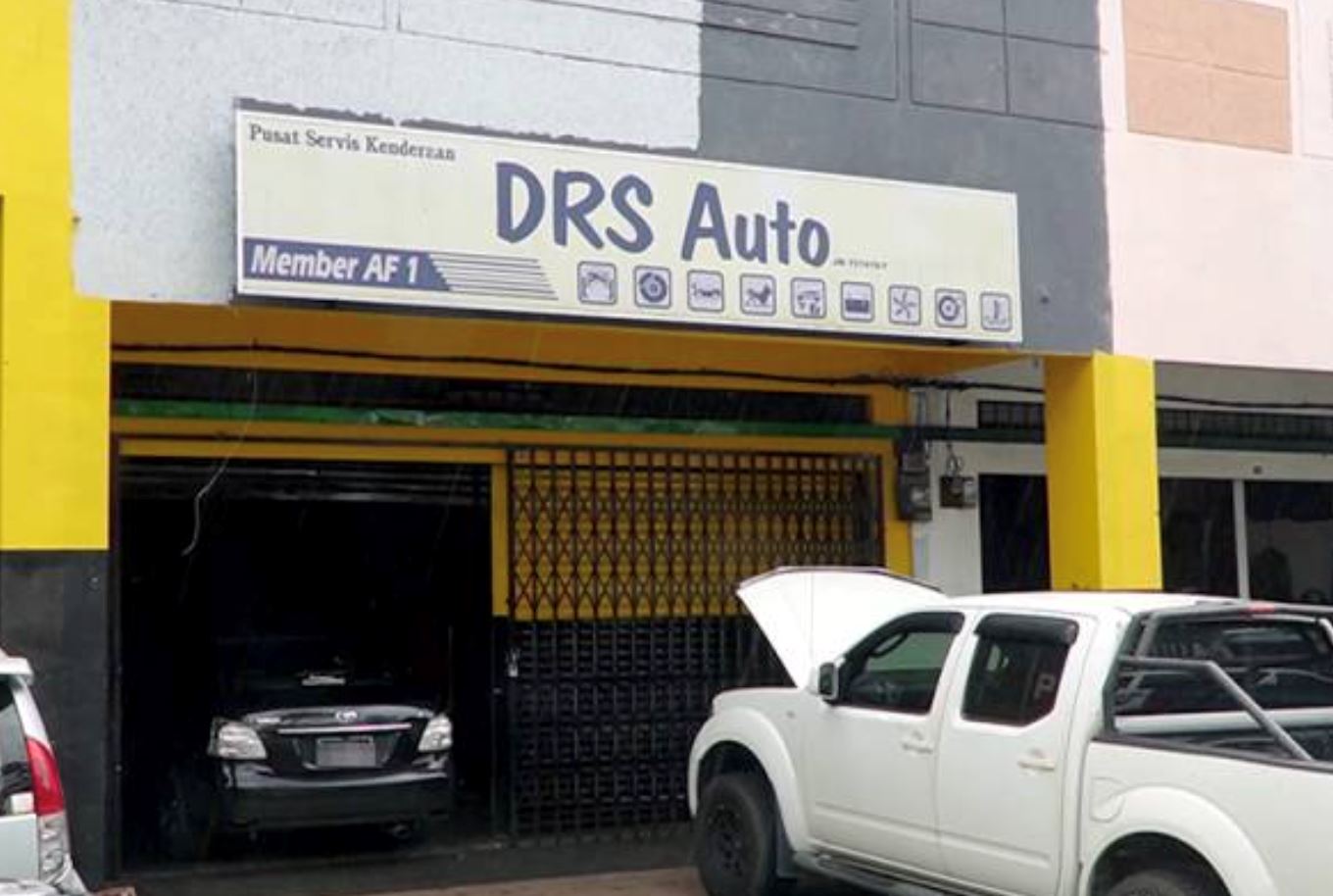 how kind! m’sian man who owns car workshop is offering to fix flood victims’ cars for free