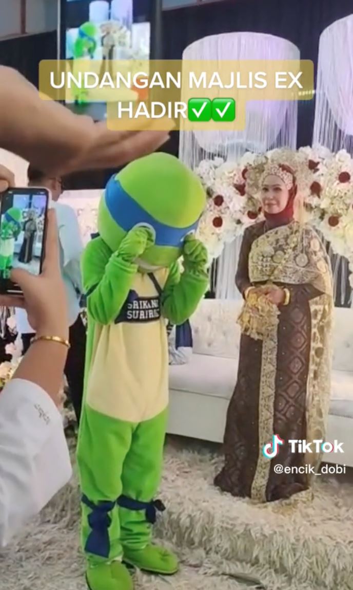 lelaki pergi majlis kahwin ex pakai maskot ninja turtle, “maaf datang cara macam ni..”