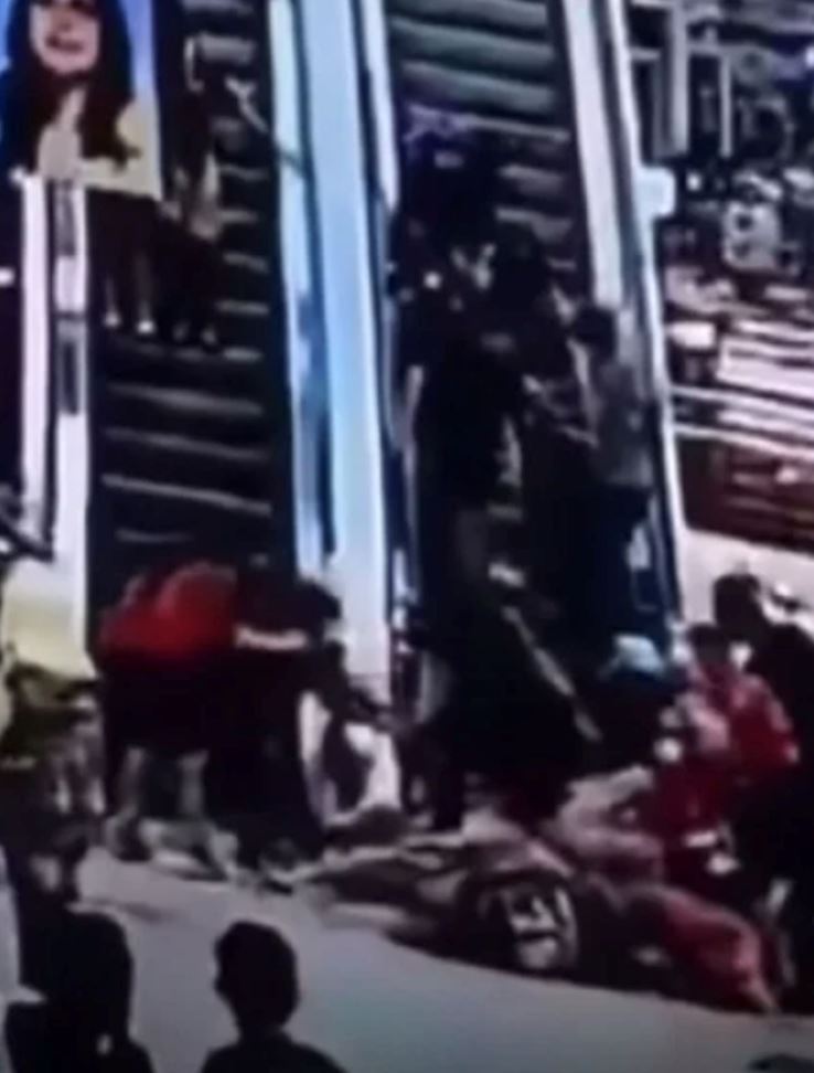 panik, eskalator tiba-tiba mengundur, “semua jatuh, ada yang berdarah!”