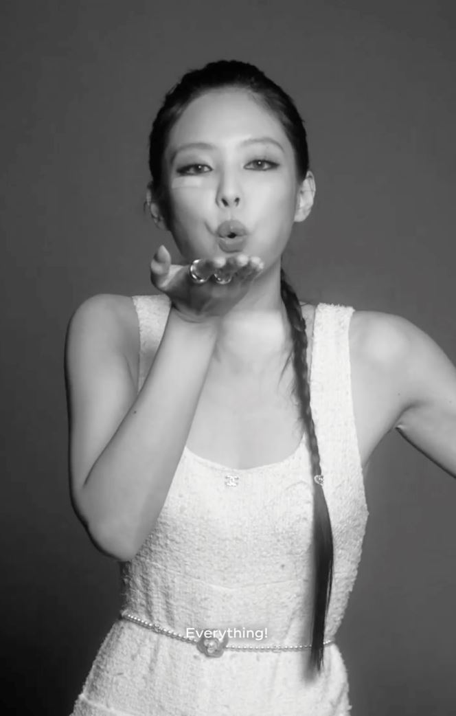 jennie眼角胶布成最新潮流！秒变时尚单品！