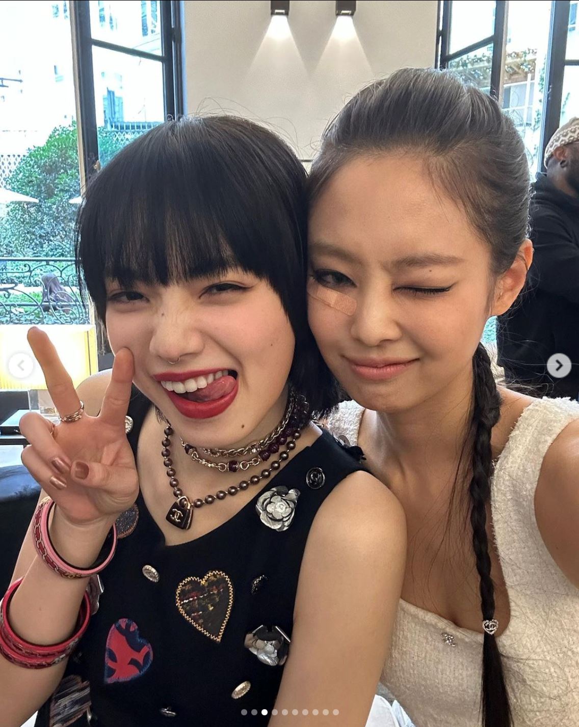 jennie眼角胶布成最新潮流！秒变时尚单品！