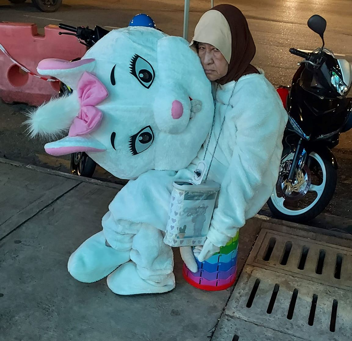 m’sians heartbroken after seeing viral photos of exhausted aunty working as mascot at night market in kl