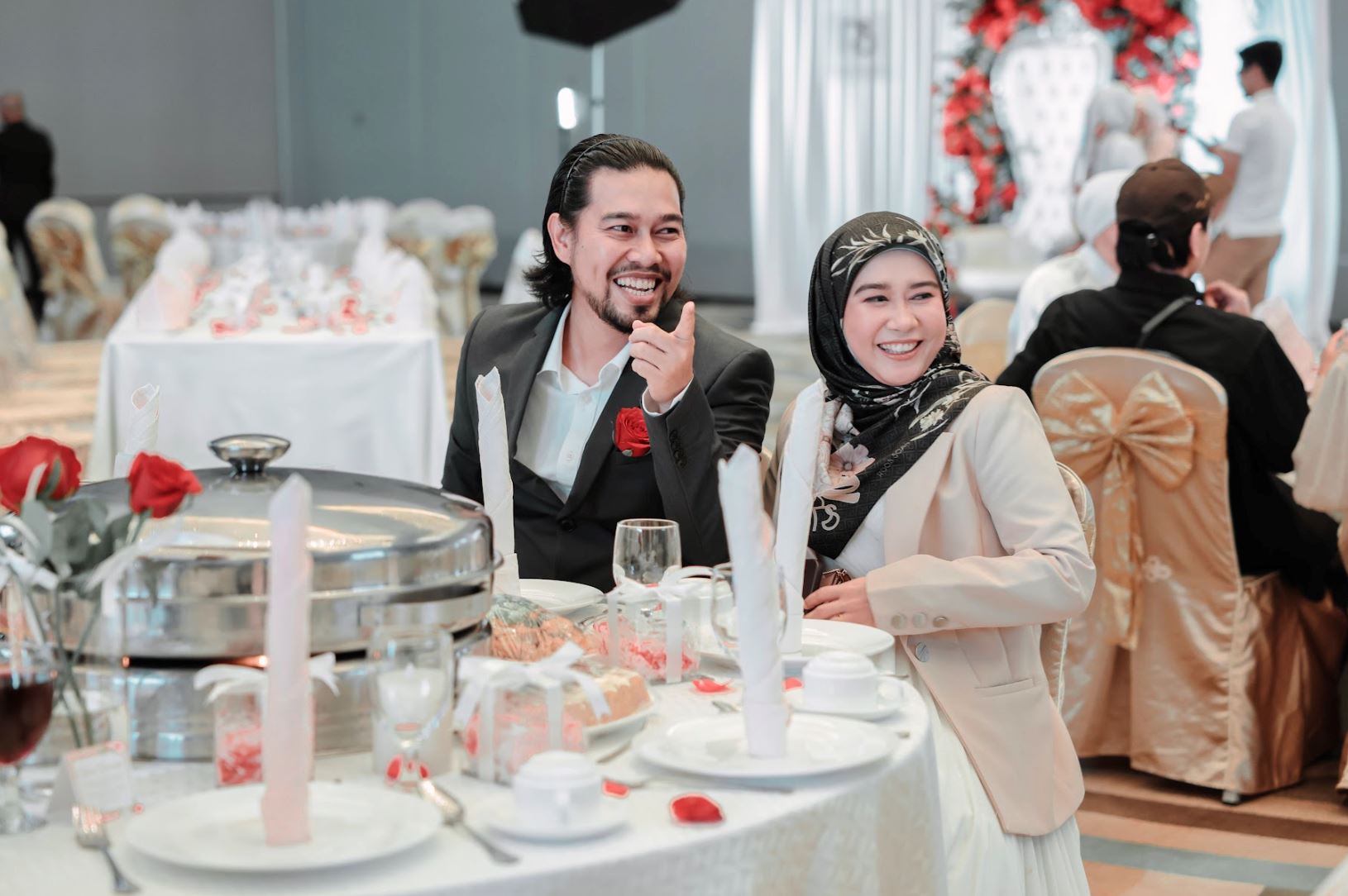 dari minat tanam bunga ros, pasangan ini bina jenama tudung baru!