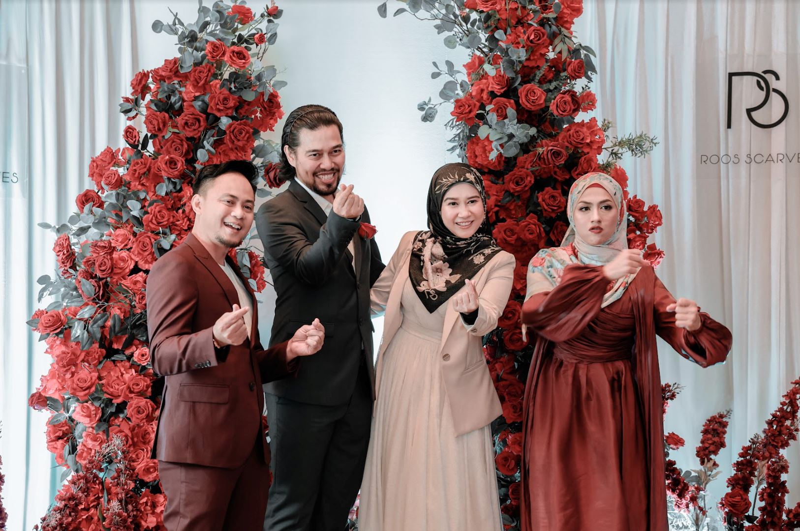 dari minat tanam bunga ros, pasangan ini bina jenama tudung baru!