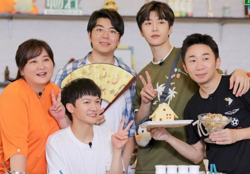 离大谱！贾玲被爆与《青春环游记》男搭档生子！