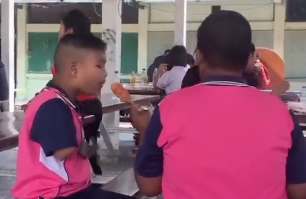 student in thailand stole netizens’ hearts for feeding his disabled classmate
