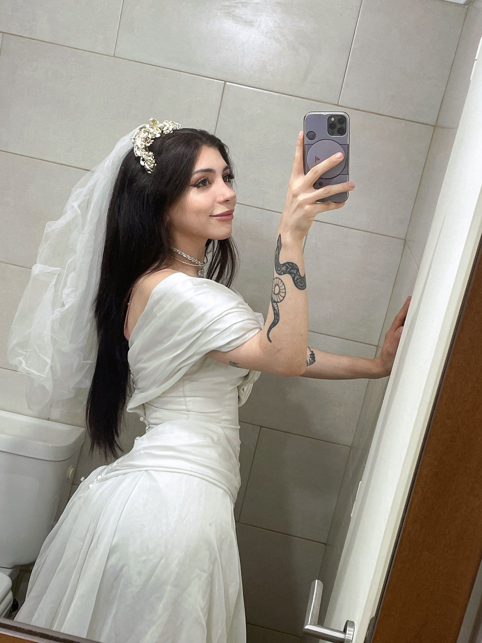 wanita ini bercerai lepas sehari kahwin dengan diri sendiri