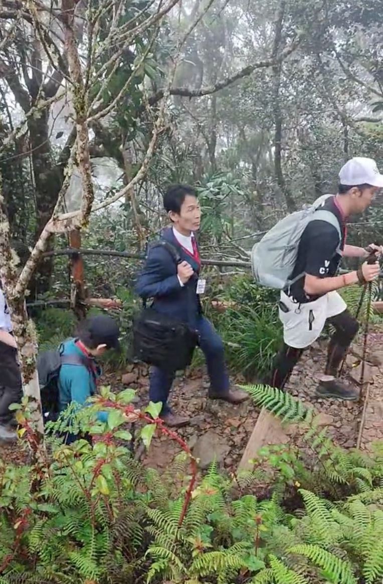 lelaki dari jepun ini selamba daki gunung kinabalu pakai kot, kasut kulit