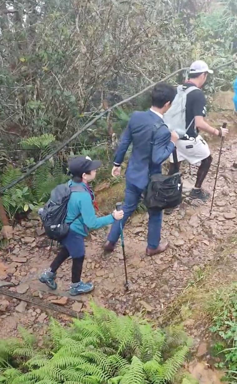 lelaki dari jepun ini selamba daki gunung kinabalu pakai kot, kasut kulit