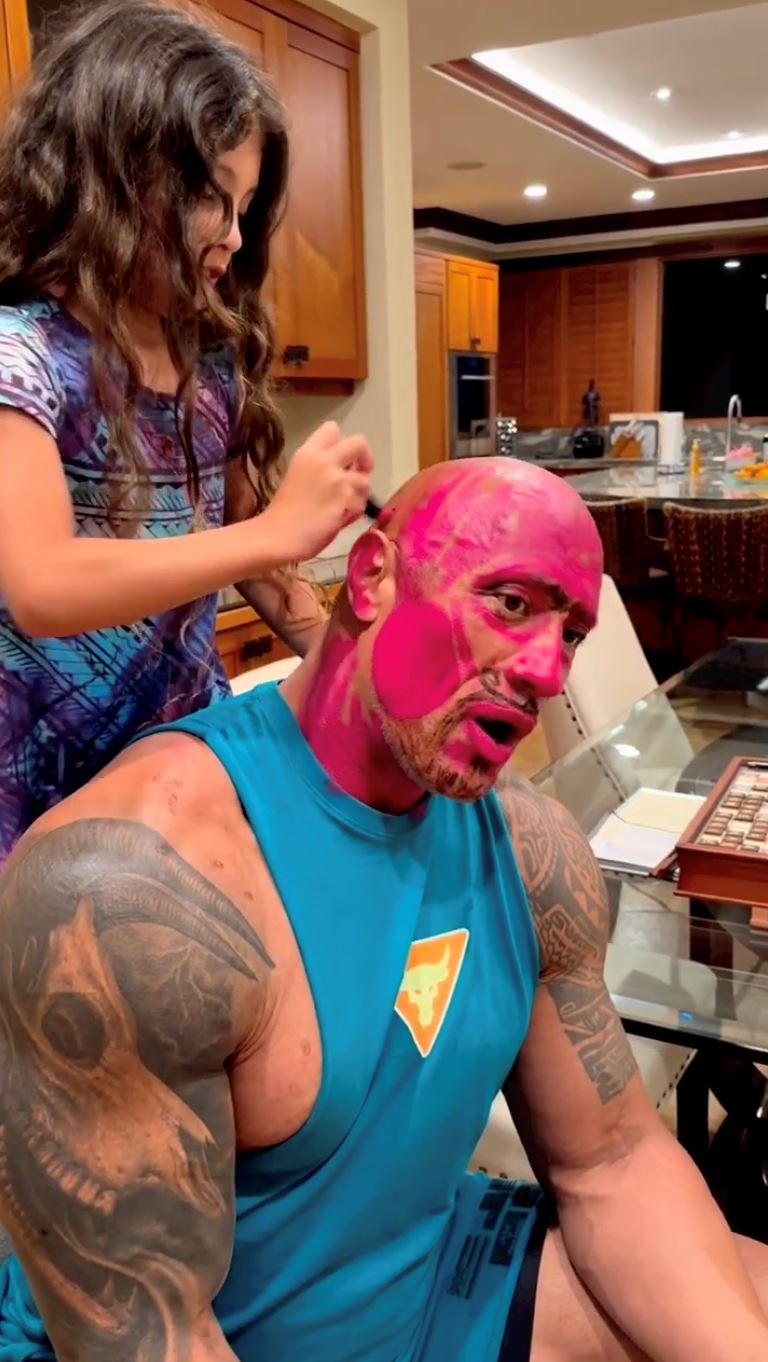 demi anak, kepala the rock ‘bertukar’ warna merah jambu