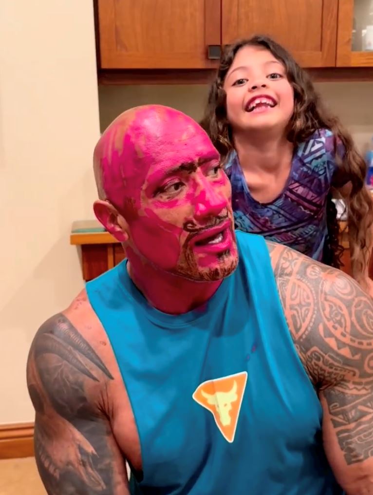 demi anak, kepala the rock ‘bertukar’ warna merah jambu