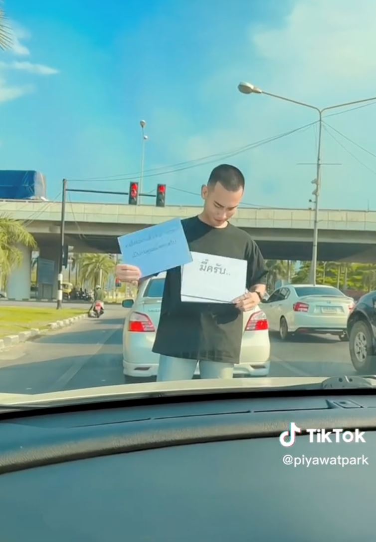 video tular pegawai polis lamar teman wanita tengah kesesakan trafik