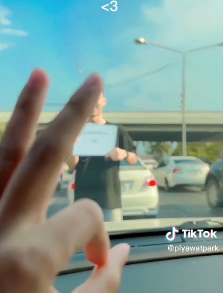 video tular pegawai polis lamar teman wanita tengah kesesakan trafik