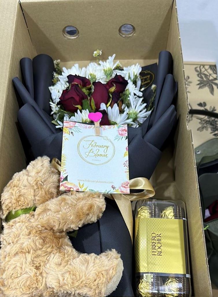 wanita misteri nama ayu mengaku isteri, siap bagi bunga ros & coklat pada dr. say