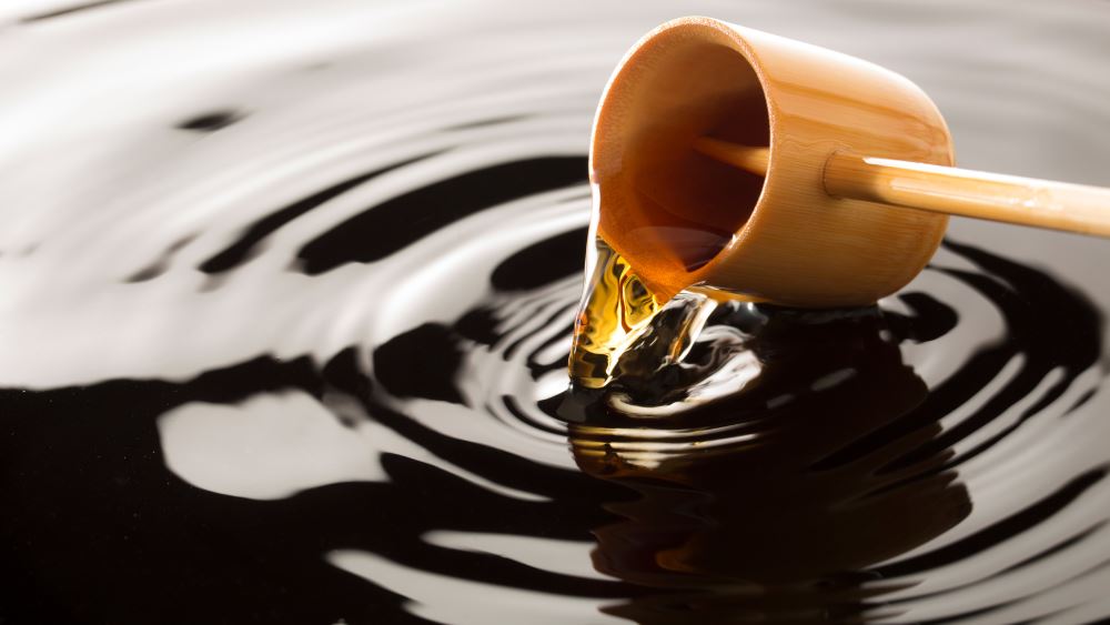 Scooping black vinegar