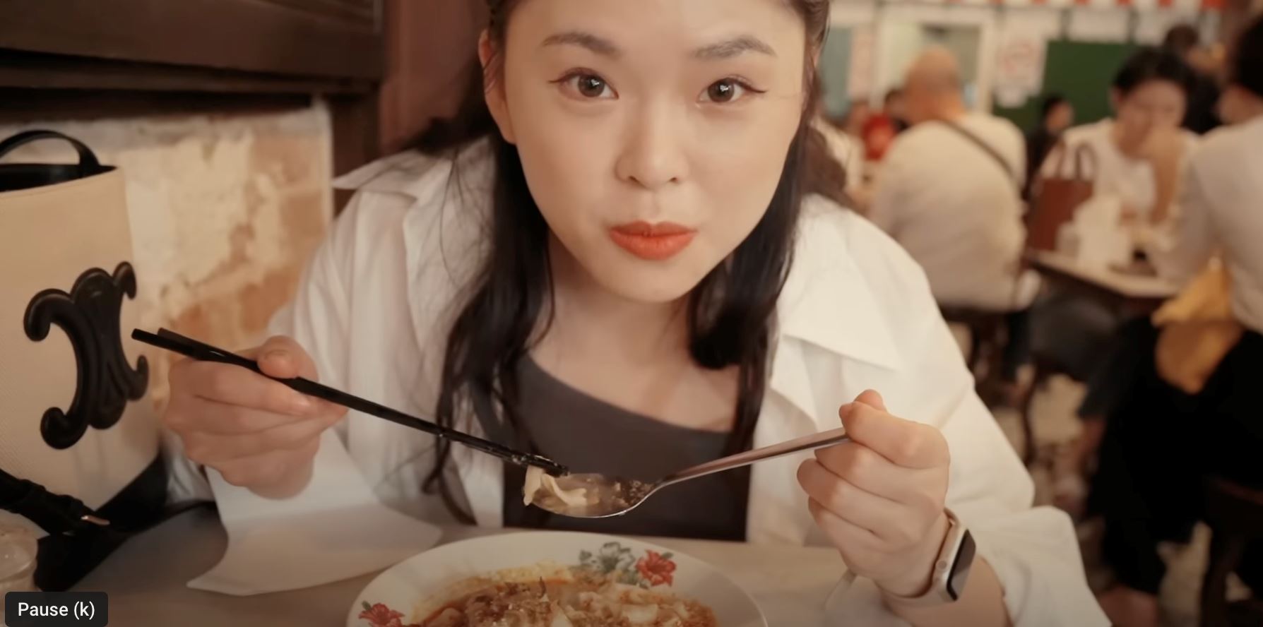 chinese vlogger raves about malaysia's culture and food, “perfect for first-time travelers!”