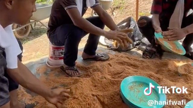 unik, team rewang kenduri kahwin ini gunakan pasir untuk basuh pinggan