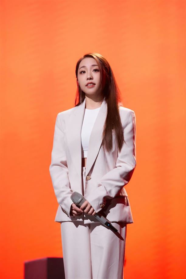 艾薇恋情曝光？遭人目击“阳台激情拥吻”！