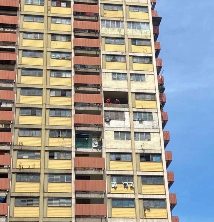 penduduk panik lihat kerusi sofa terakam terbang di udara