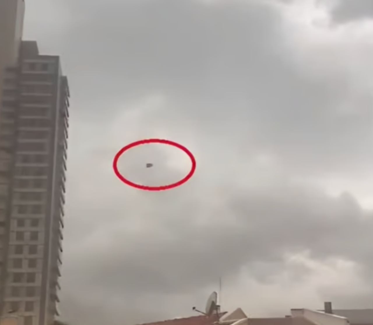 penduduk panik lihat kerusi sofa terakam terbang di udara