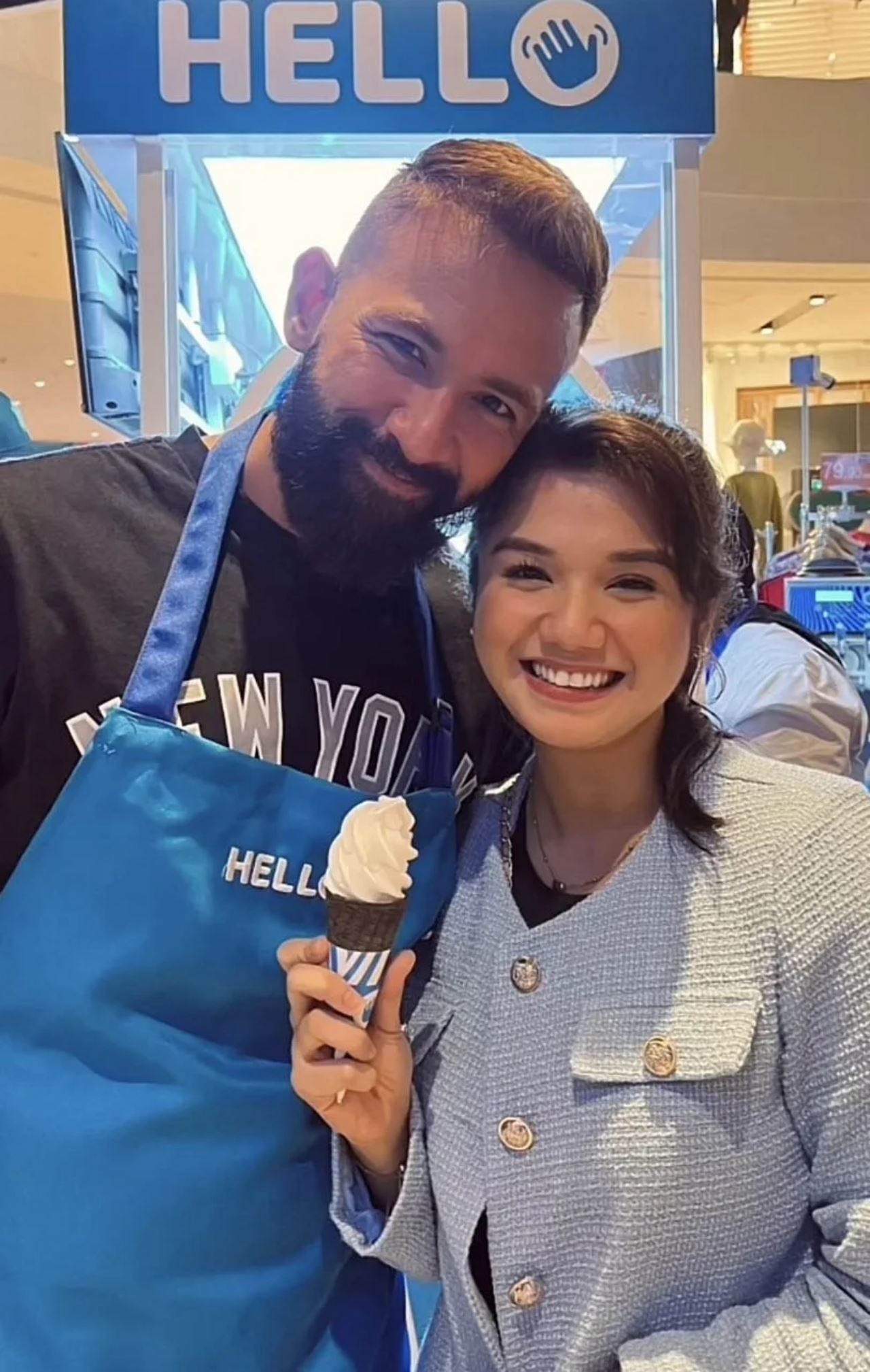 dilihat berpegangan tangan, sharnaaz dan amelia masih fasa perkenalan