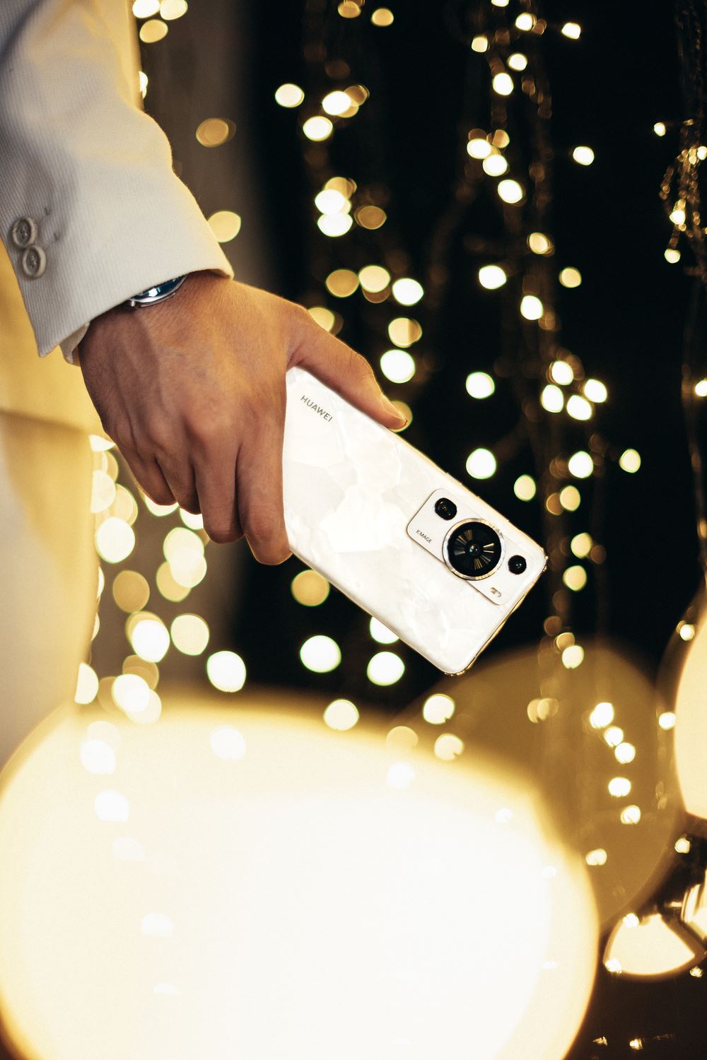 hand holding HUAWEI P60 Pro