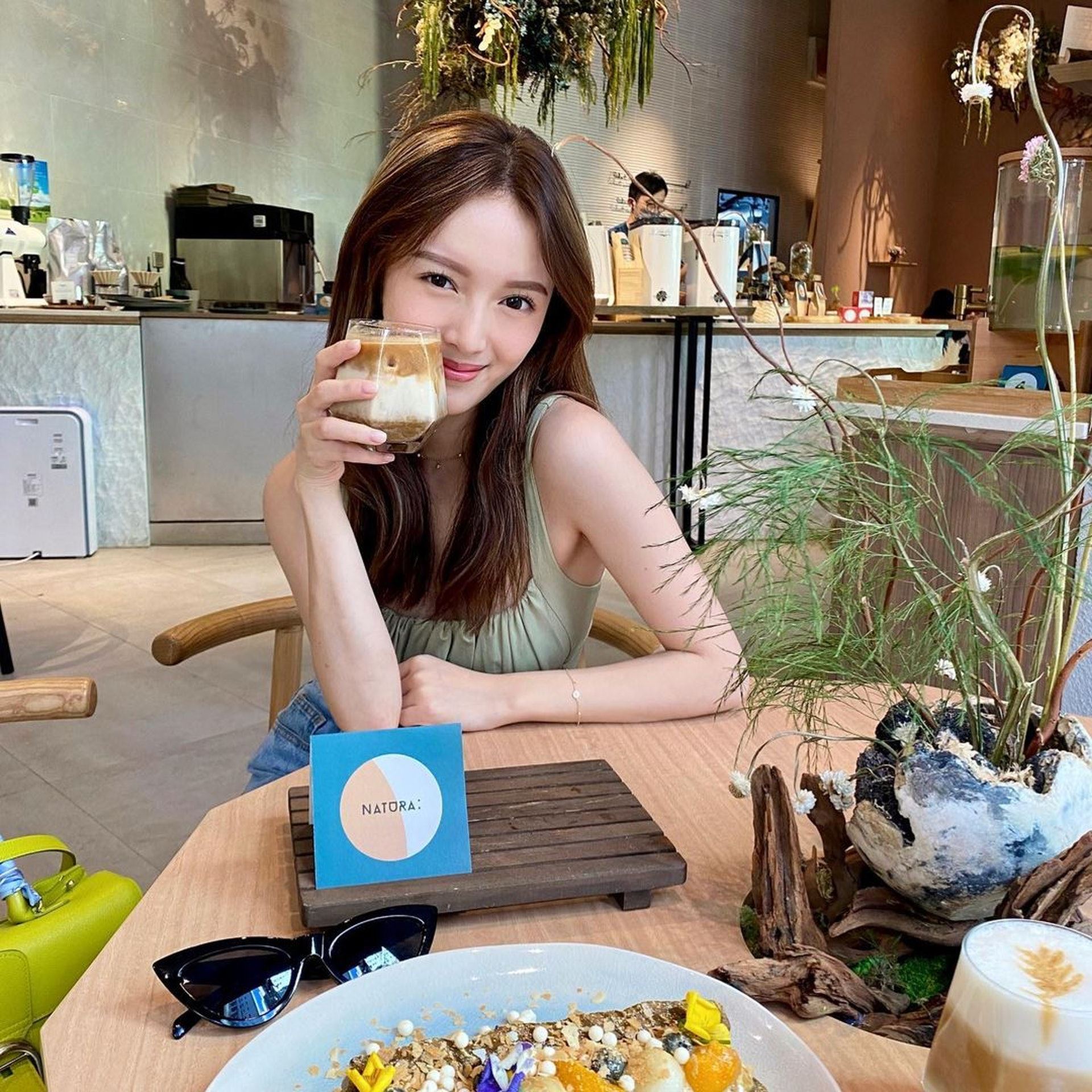 🌟《一舞倾城》邝洁楹为钱出卖身体❗️现实中是富二代有多盘生意🔥