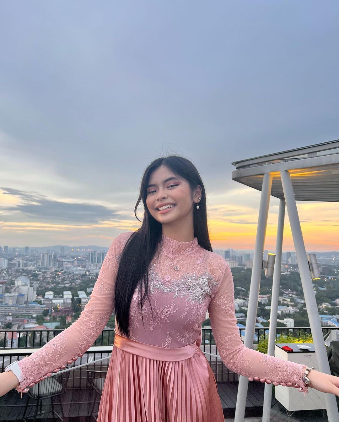 penampilan tak sesuai dengan usia 14 tahun, qistina raisah dah sedia kena kecam cuma..