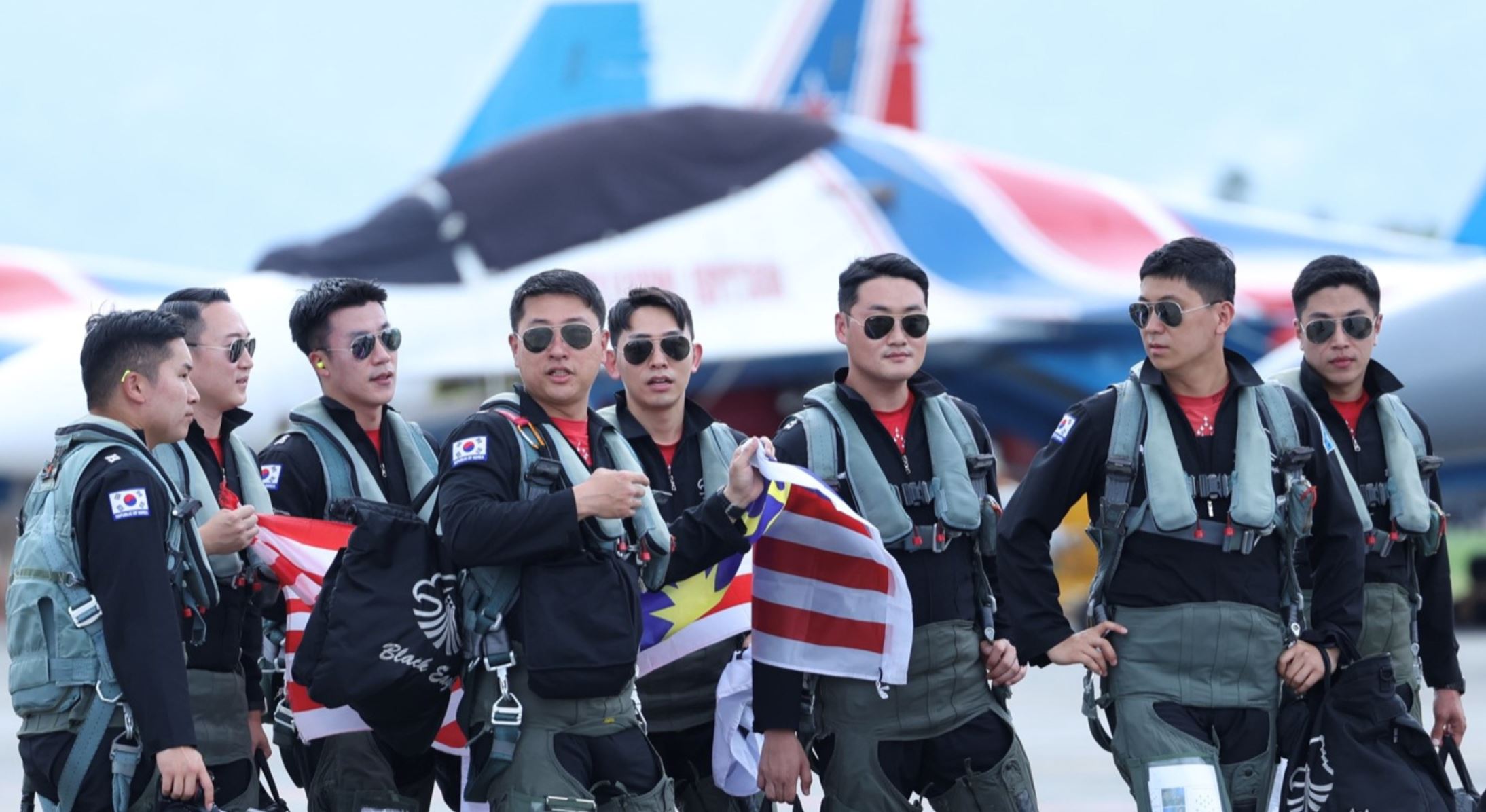 south korean aerobatic team emerges as crowd favourite at lima 2023 with cheering chants of oppa, ajussi!