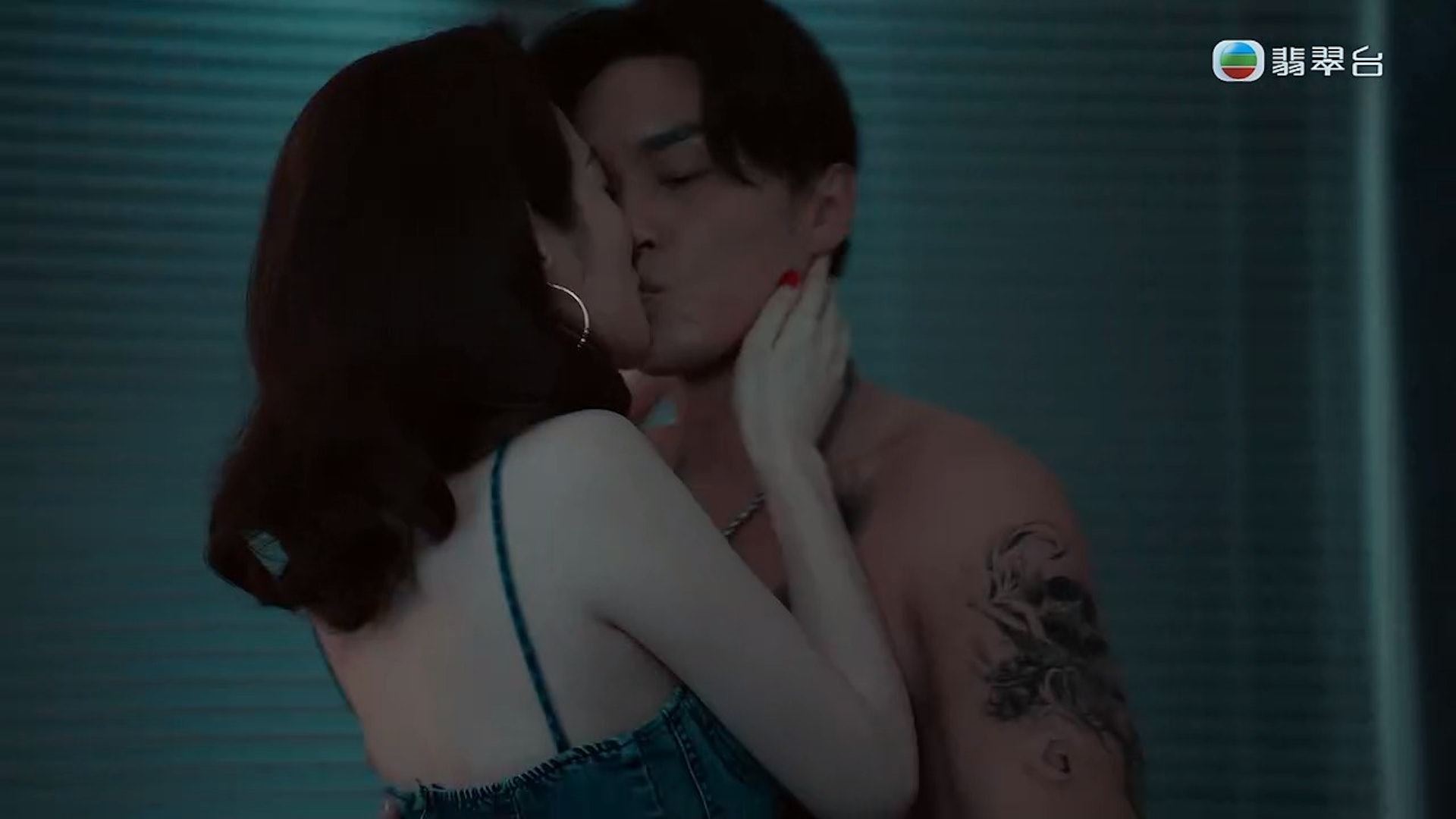 💃【影片】《一舞倾城》杨明、蔡洁1分钟亲热戏❗️从门外吻到屋内⚡️