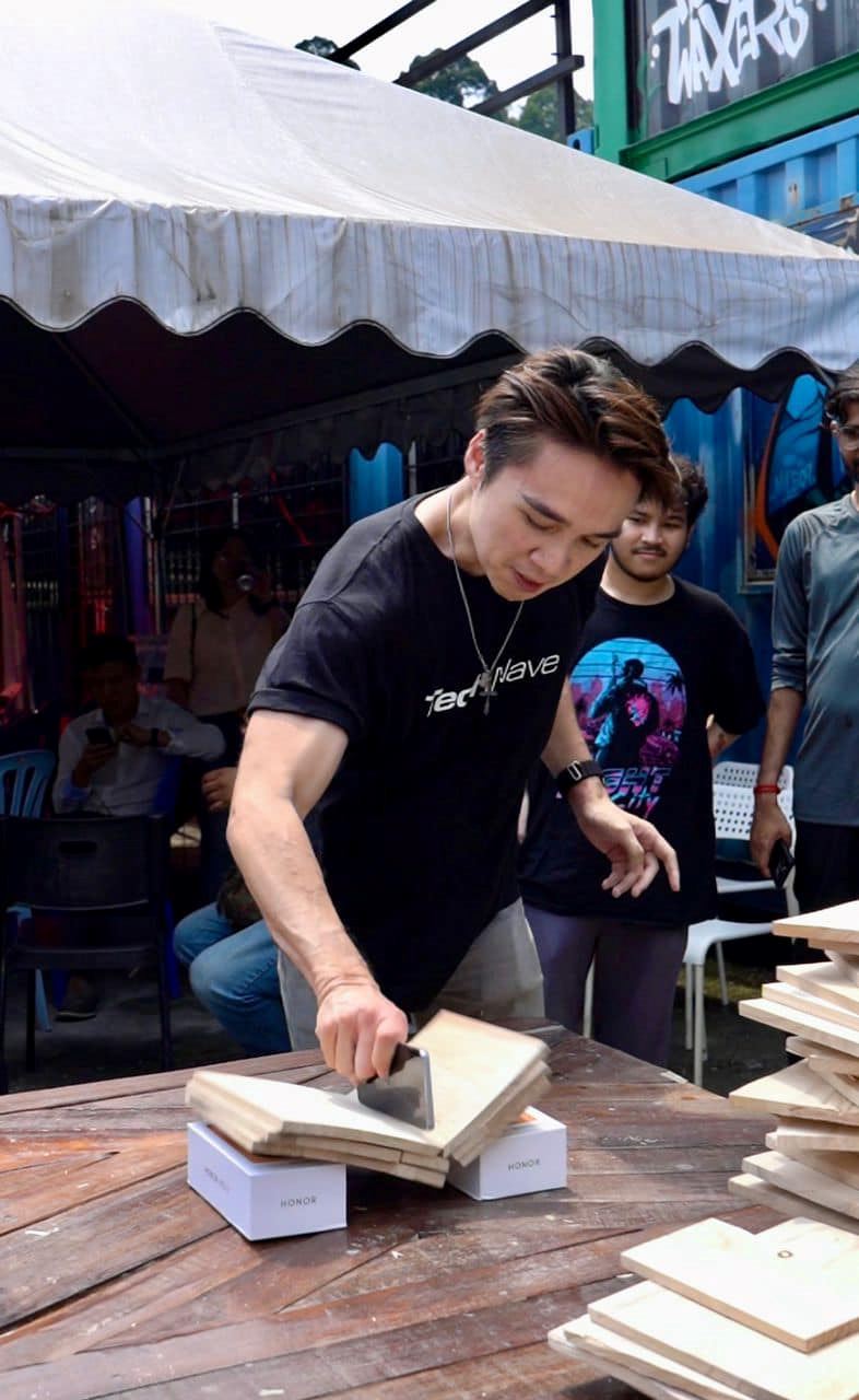 Man smashing HONOR X9b