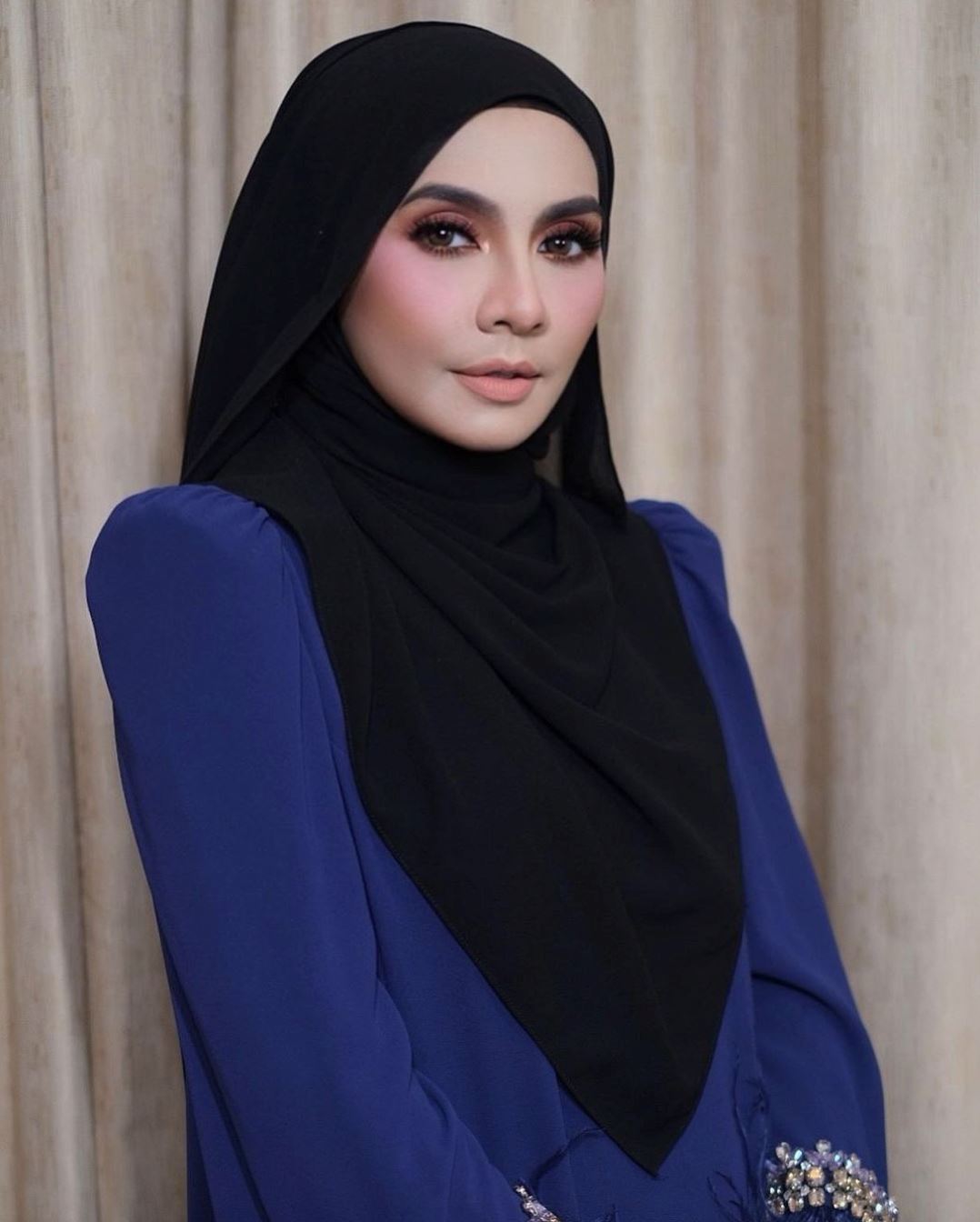 setakat ini tak pernah lagi terdetik nak buka tudung,” – zizi kirana