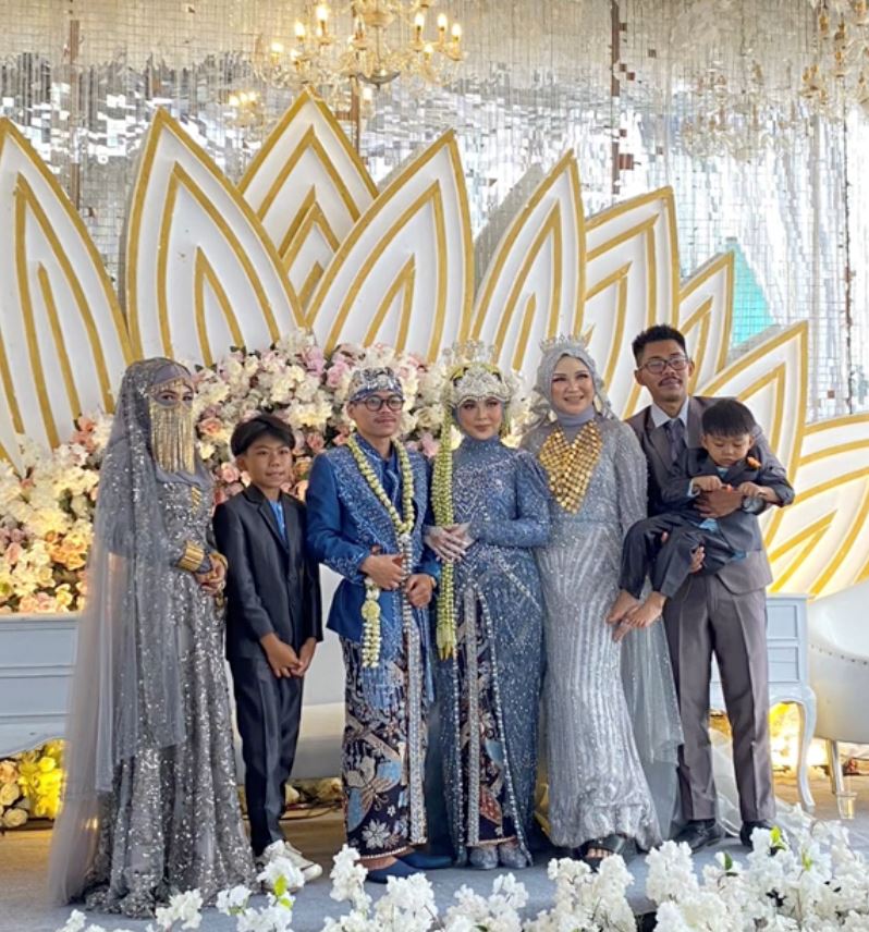 taknak kalah pada menantu, ibu mentua melaram siap pakai ‘crown’ di hari persandingan anak