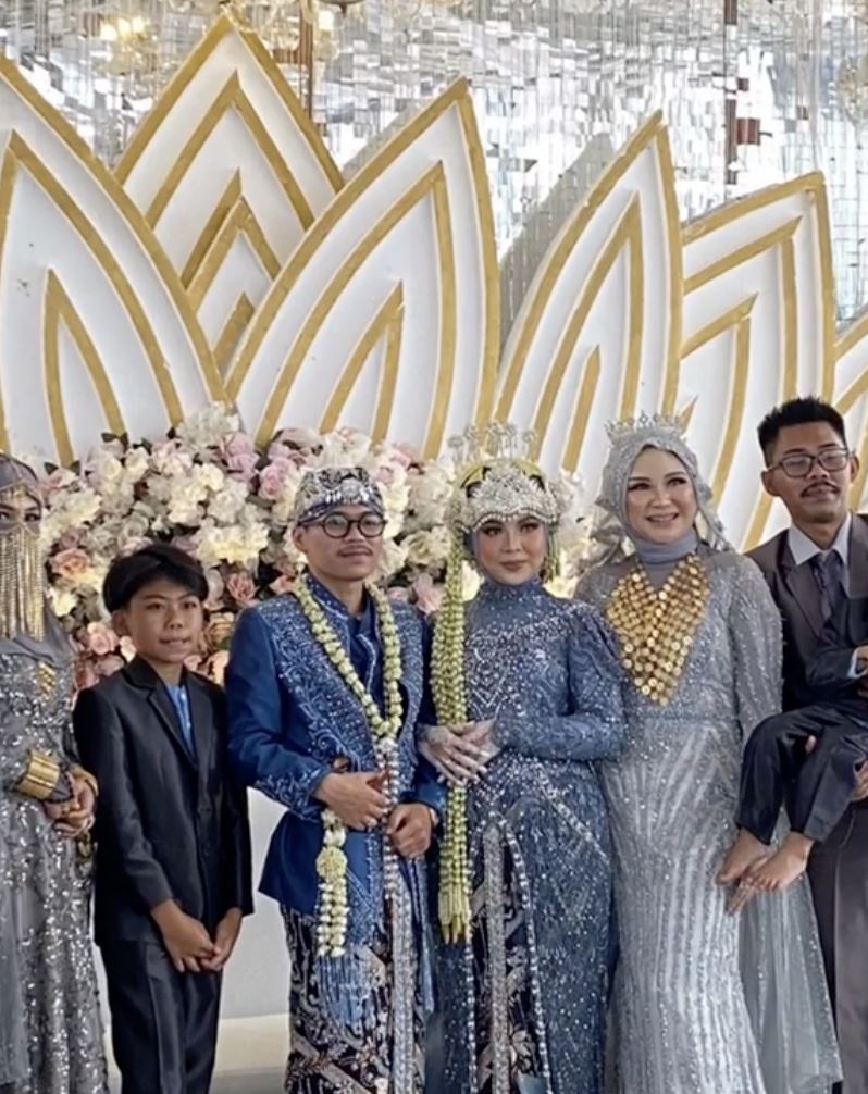 taknak kalah pada menantu, ibu mentua melaram siap pakai ‘crown’ di hari persandingan anak