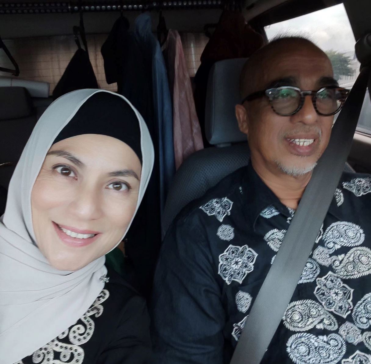 “biar usia tua kami gembira, tak terbeban,” sabri yunus, angeline tan jawab soal anak