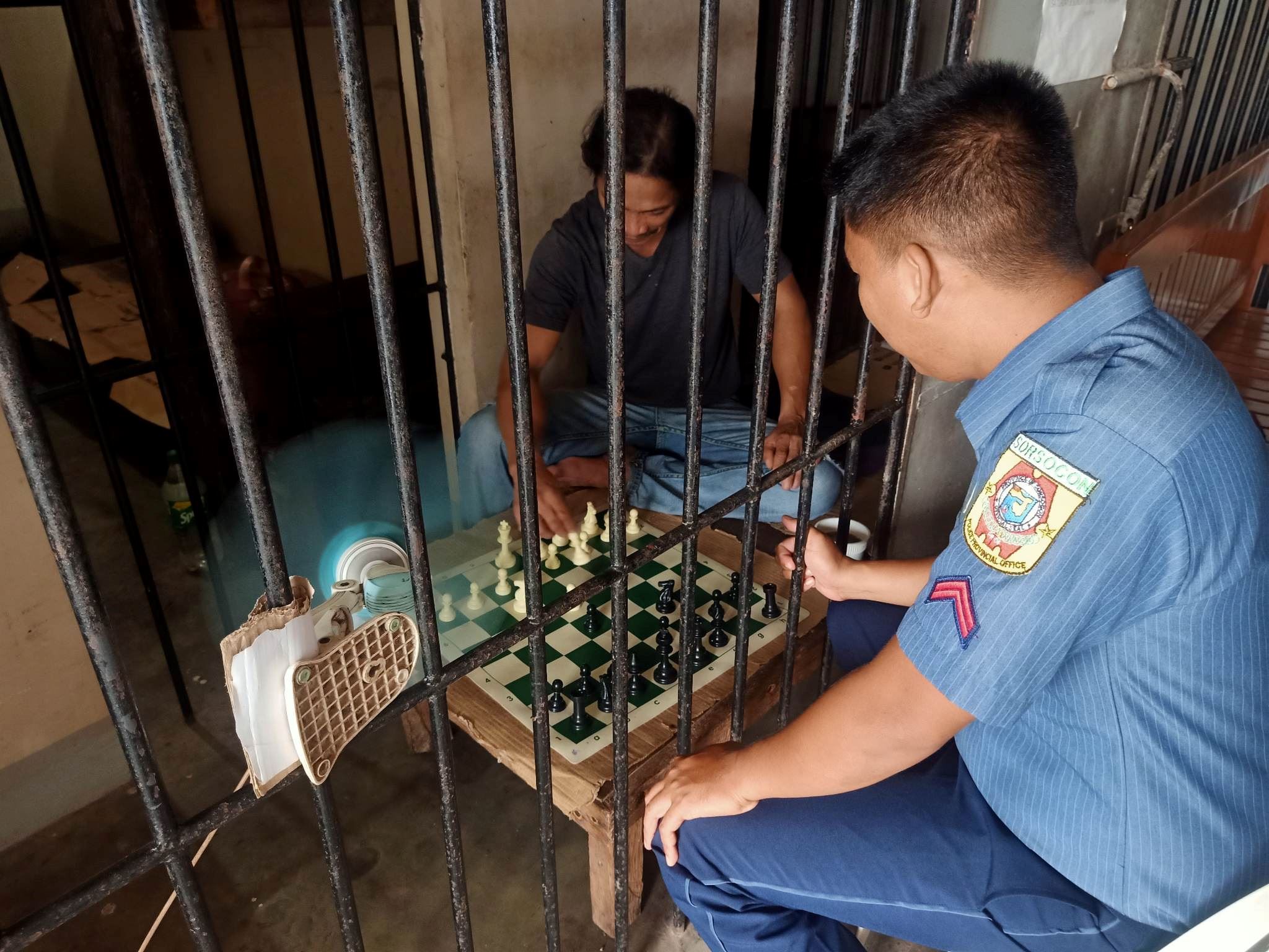 this heartwarming photo of a police officer and an inmate playing chess warms hearts online!