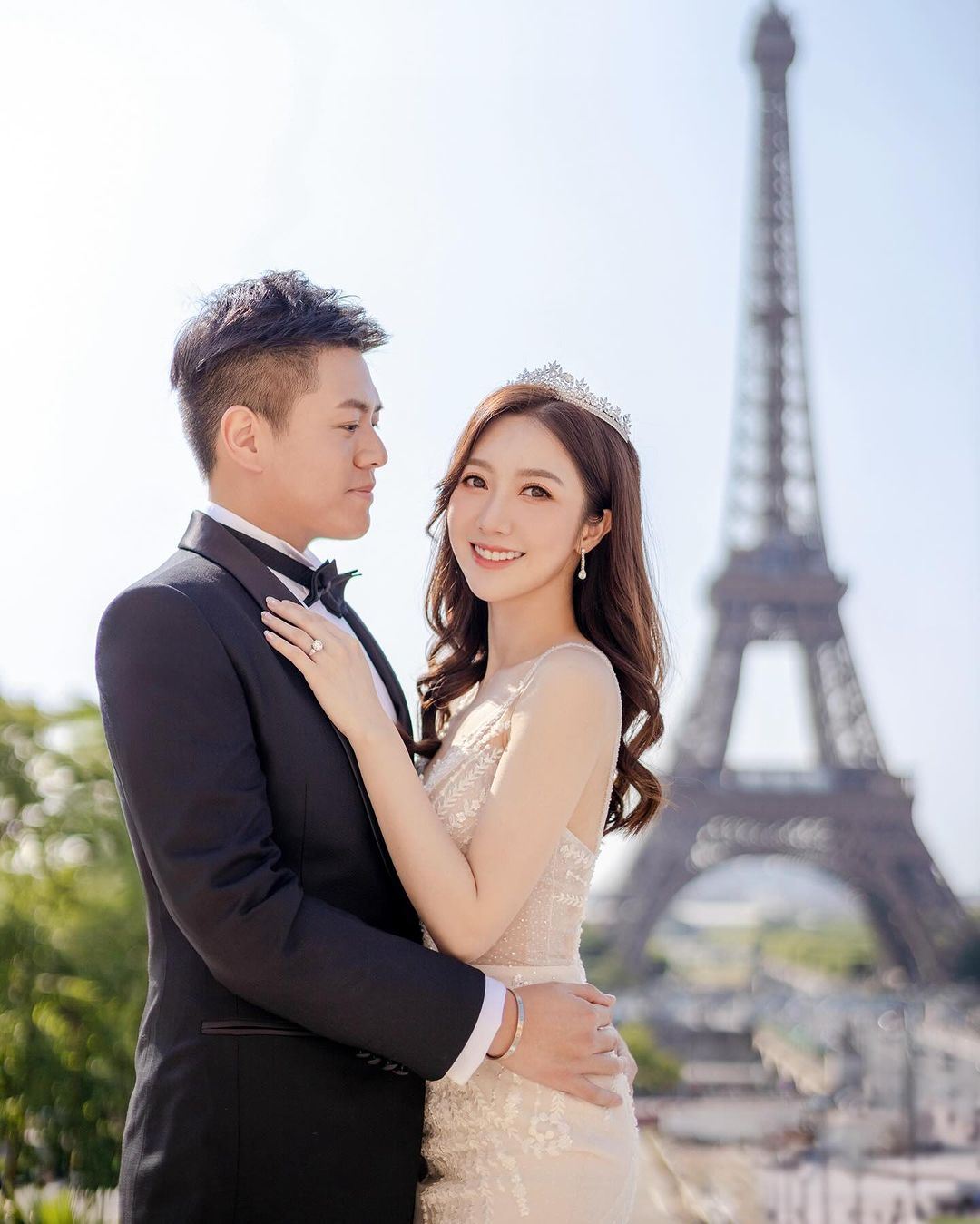 tvb小花何依婷宣布结婚💍晒巴黎铁塔下浪漫婚纱照💗