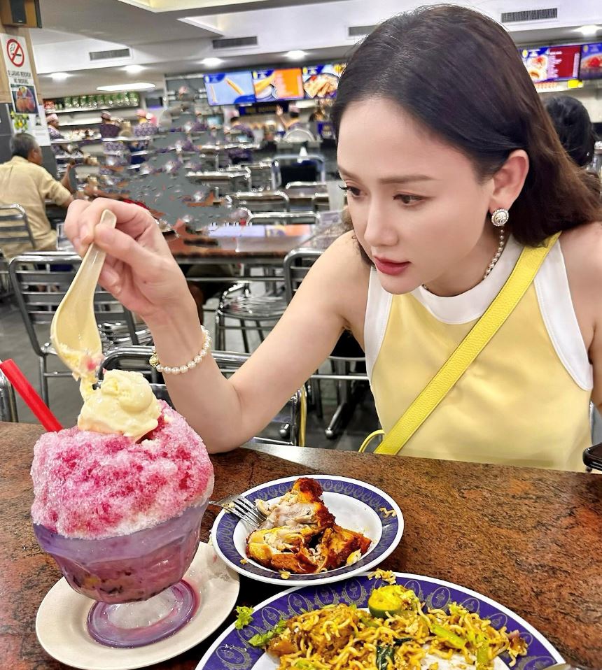 taiwanese actress enjoys mamak food in jb, playfully blames it for gaining some extra weight
