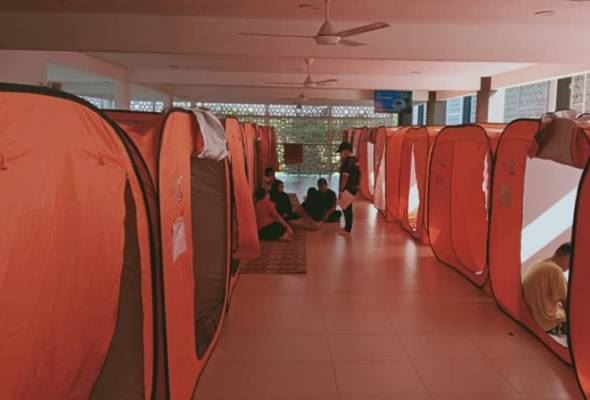 dah seminggu banjir di changkat jong tak surut, penduduk terpaksa guna sampan redah air