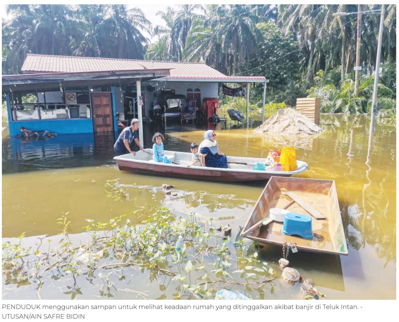 dah seminggu banjir di changkat jong tak surut, penduduk terpaksa guna sampan redah air