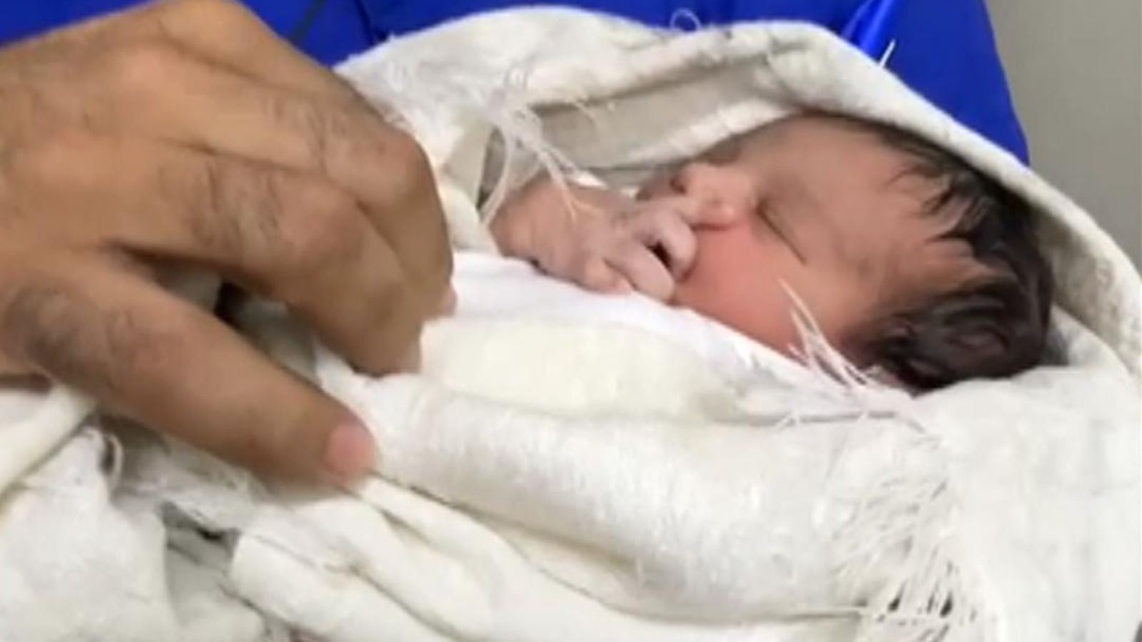 bayi usia sehari ditemui kelaparan hisap jari bawah runtuhan masjid 