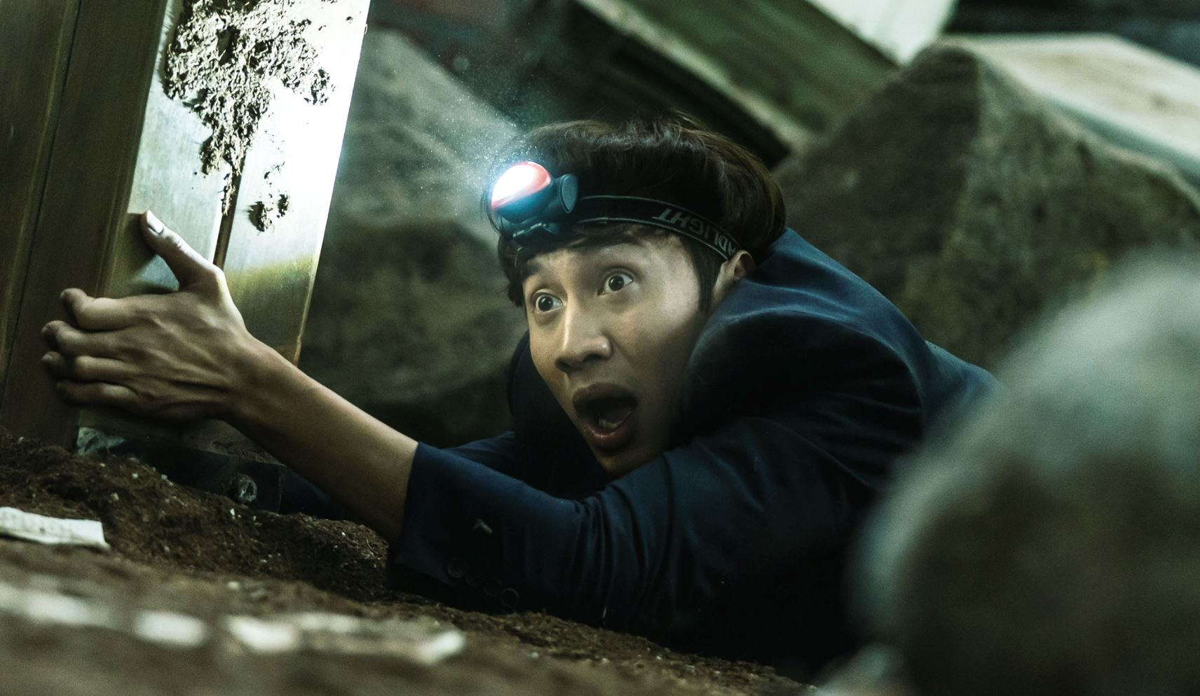 🎬韩国灾难片《地陷》❗️房子陷落到地下500米要自救啊😱