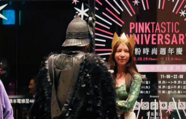 王大陆新女友正面照曝光！与新欢姿态亲密！