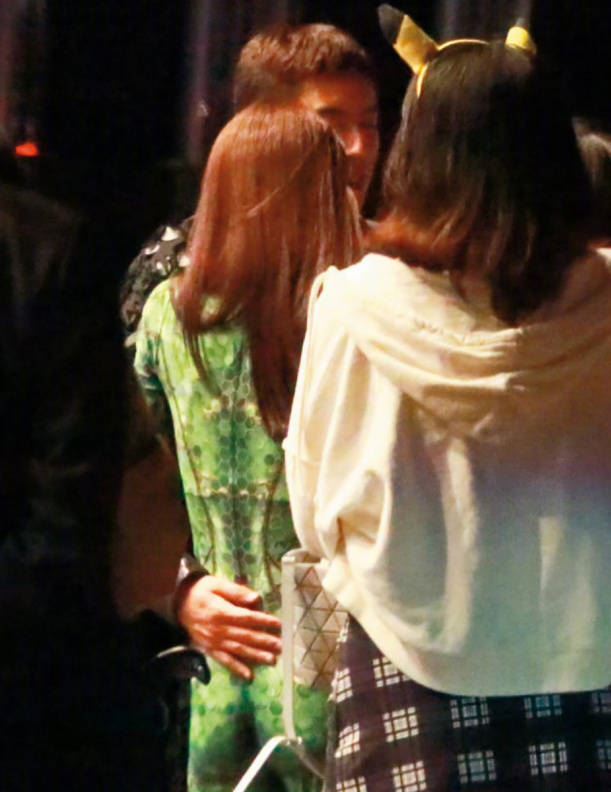 王大陆新女友正面照曝光！与新欢姿态亲密！